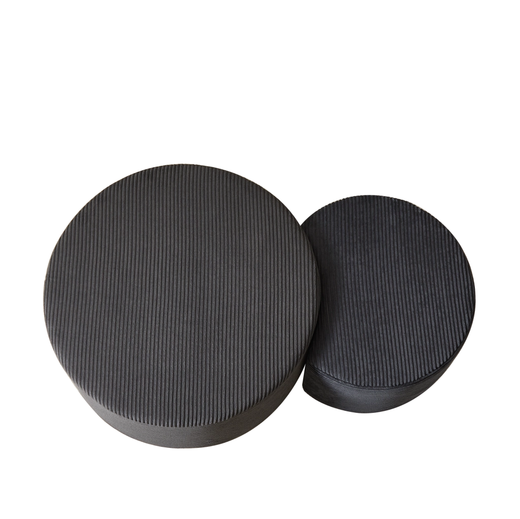 Set di 2 tavolini rotondi imbottiti in tessuto nero, utilizzabili come pouf