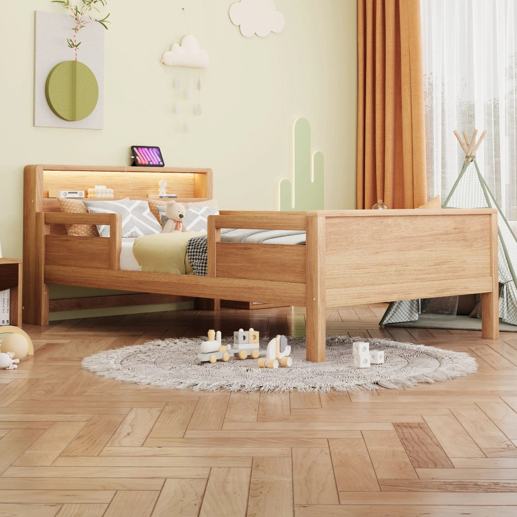 Letto per bambini 90 x 200 cm, con presa di ricarica, luci a LED, sponde di sicurezza in pino, legno naturale