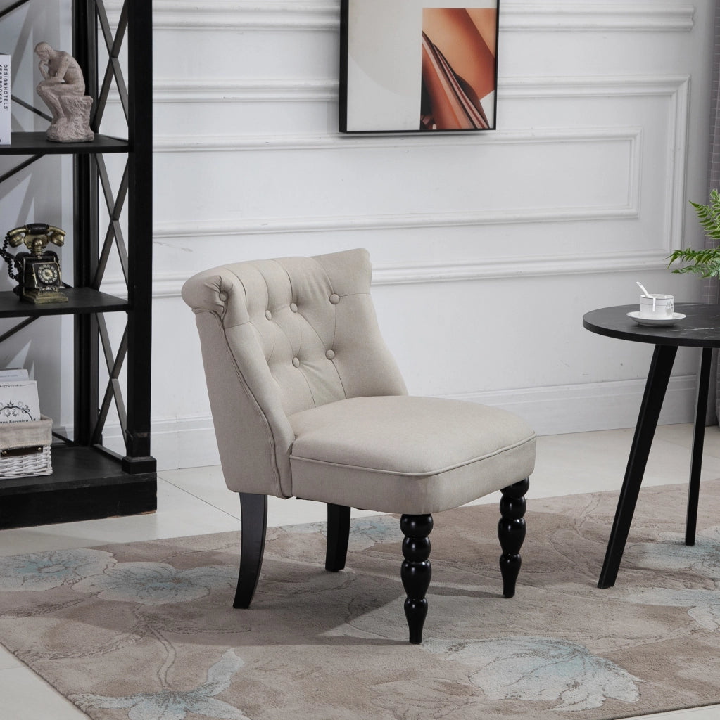Poltrona vintage imbottita beige con struttura in legno