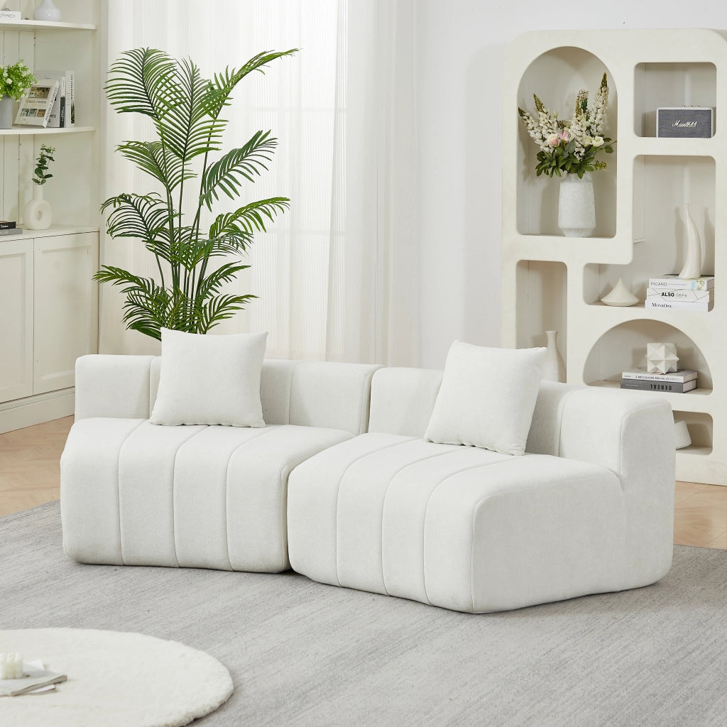 Divano modulare curvo con due cuscini, design a tasti di pianoforte, rivestimento in ciniglia beige