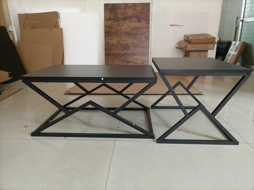 Tavolino basso fisso geometrico con struttura incrociata in ferro e piano in pannello di particelle nero 80 × 50 × 40 cm