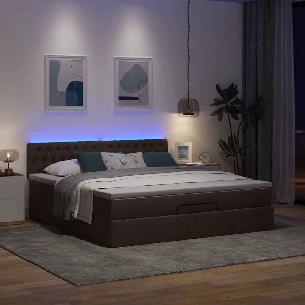 Pouf Letto con Materasso e LED Marrone Scuro 180x200cm Tessuto