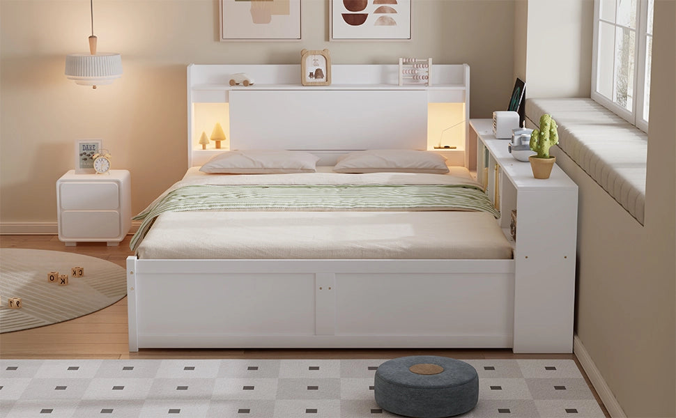 Letto matrimoniale 140x200 cm bianco in pino e MDF con testiera contenitore; luci e ricarica