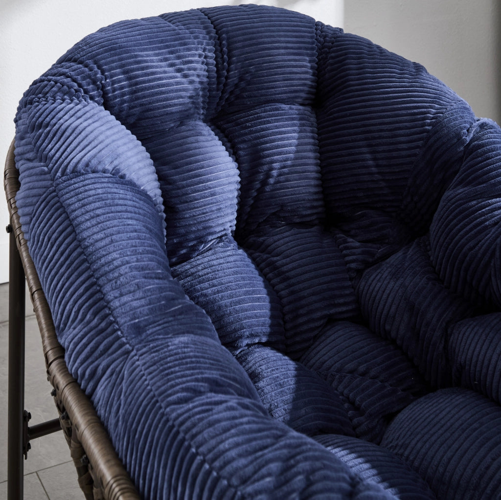 Sedia a dondolo da esterno in rattan sintetico con cuscino imbottito, dimensioni 78x106x90 cm, colore blu scuro