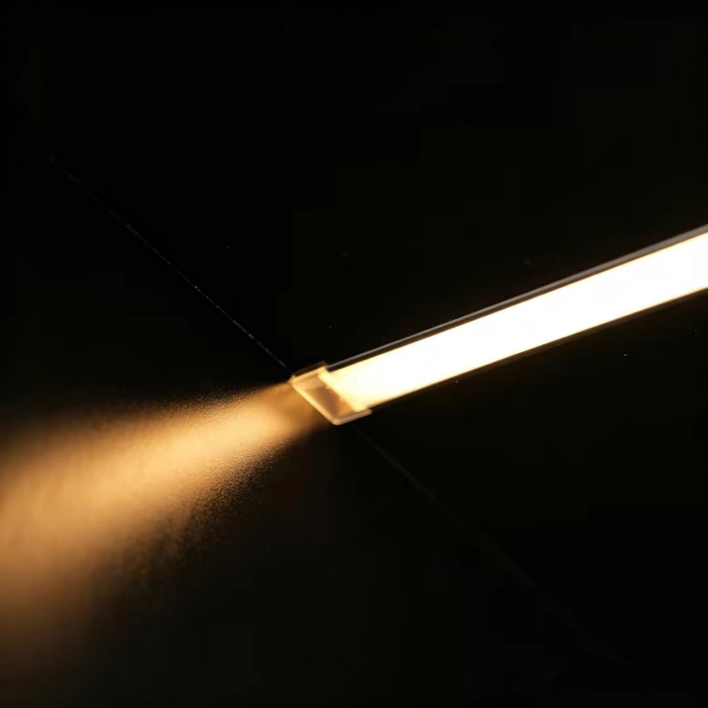 Vetrina ad angolo triangolare 62x32x160 cm nera con frontali in vetro, LED caldo e vano centrale aperto
