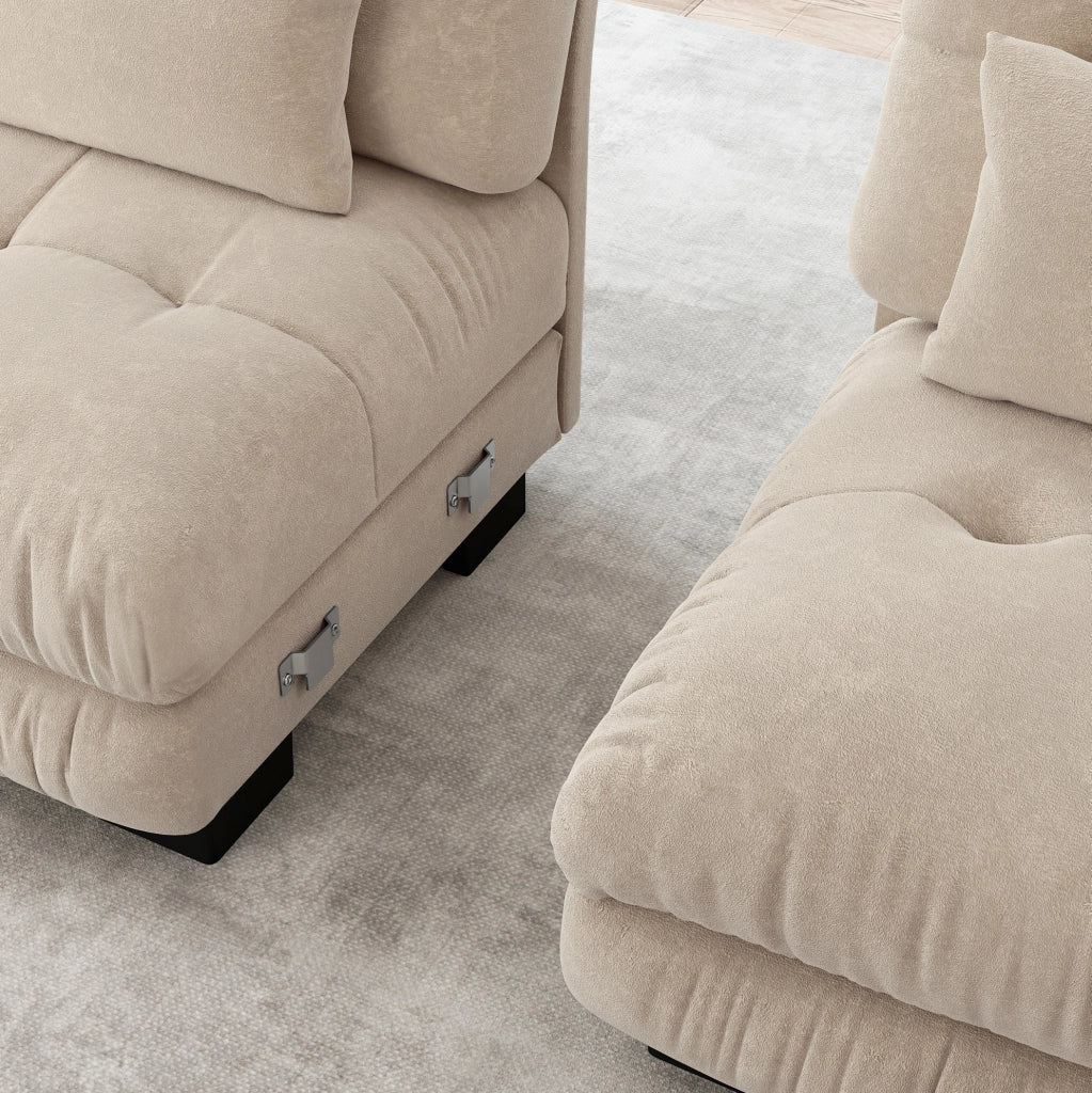Divano angolare Cloud in chenille beige chiaro con struttura in legno massello e cuscini lombari e decorativi