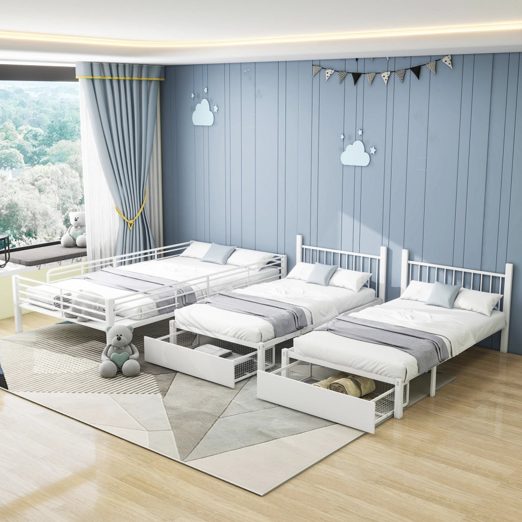 Letto a castello triplo in metallo bianco; 246 x 206 x 177;8 cm; letto matrimoniale 140 x 200 cm e due letti singoli 90 x 200 cm