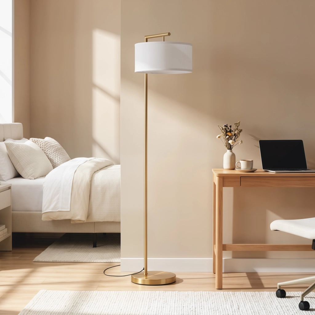 Lampada da terra moderna in acciaio oro e paralume in tessuto bianco con attacco E27 e interruttore a pedale 47 x 37 x 153 cm