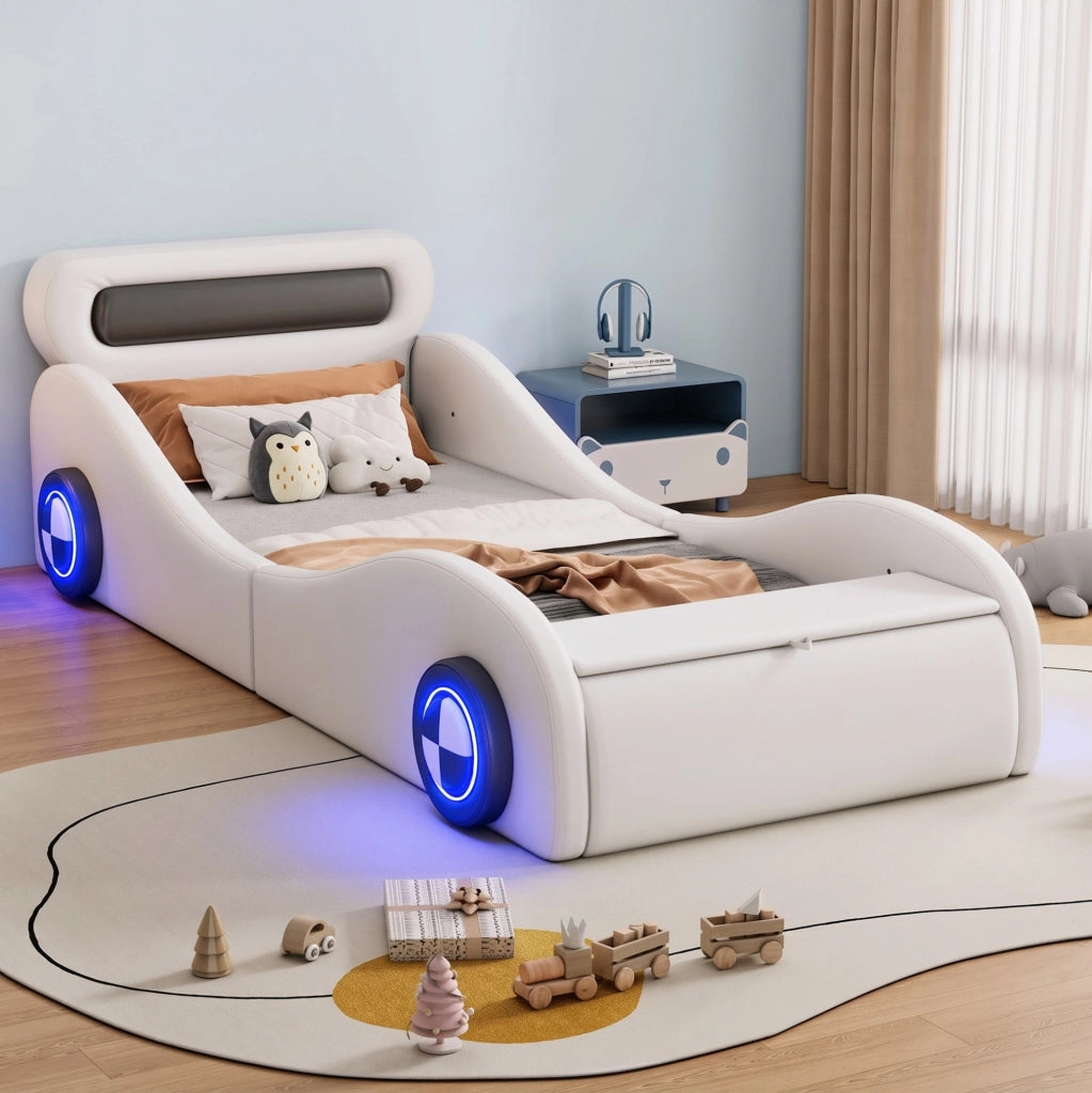 Letto singolo imbottito a forma di auto 90x200 cm con ruote luminose e vano portaoggetti bianco HOMVRA