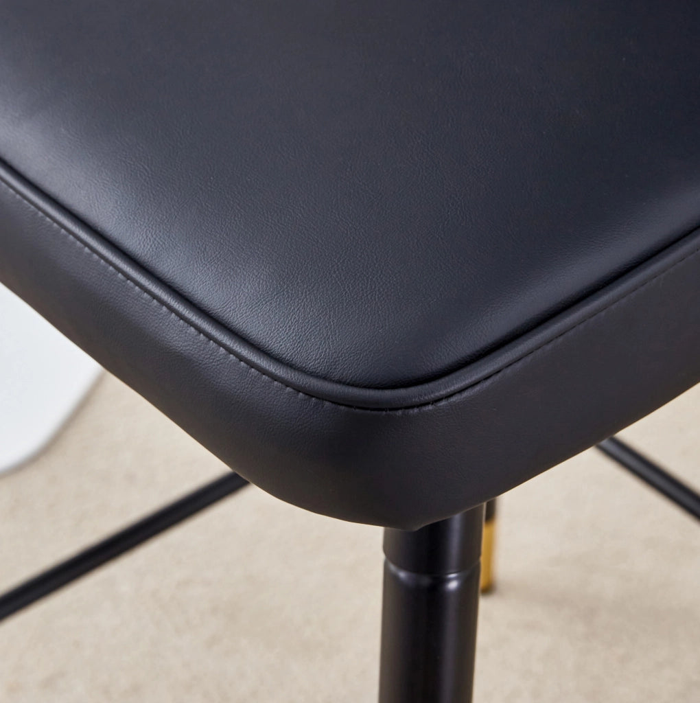 Set di 2 sgabelli da bar alti 100 cm in PU nero con struttura metallica nera e poggiapiedi ergonomico