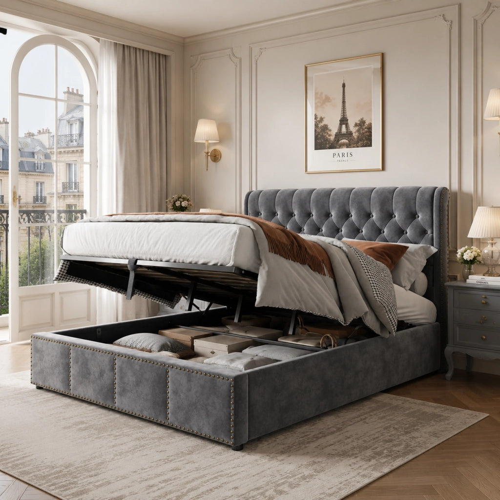 Letto contenitore in velluto grigio 180 x 200 cm; apertura idraulica; rete a doghe e testiera imbottita con borchie