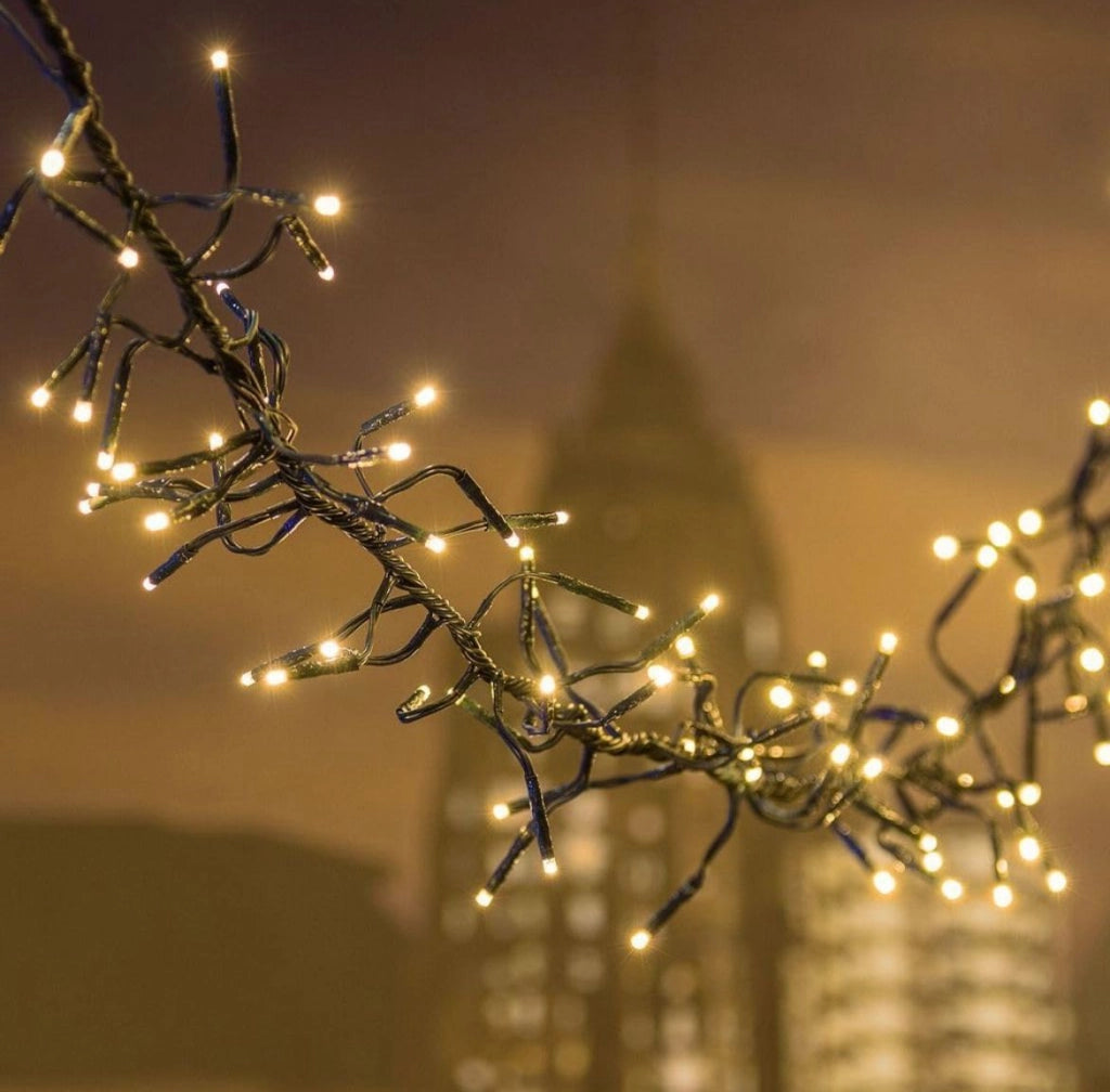 CATENA LUMINOSA CLUSTER A GRAPPOLO MILLEPIEDI 1500 LED LUCE CALDA 30 METRI CAVO VERDE 36V IP44 CON 8 GIOCHI DI LUCE PER ALBERO DI NATALE ESTERNO INTERNO
