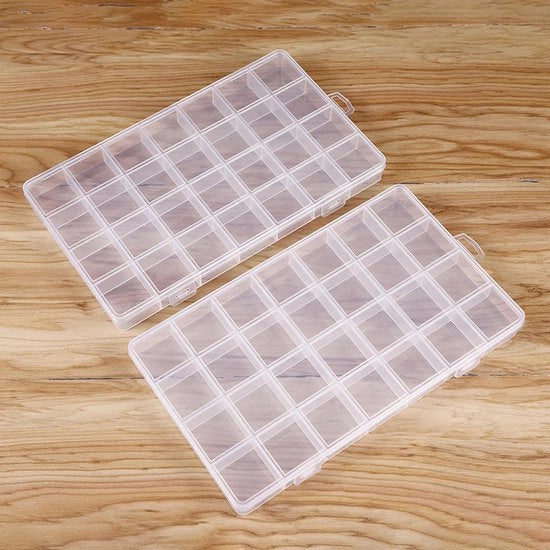Cassettiere di stoccaggio trasparente con 28 compartimenti, ecocompatibile e resistente, adatta per piccoli componenti.
