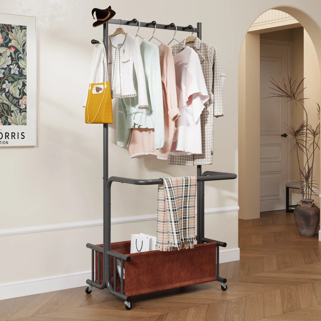 Appendiabiti in metallo con ruote, design multi-gancio e grande cesto porta indumenti in tessuto. Versatile per camera da letto, ingresso e lavanderia