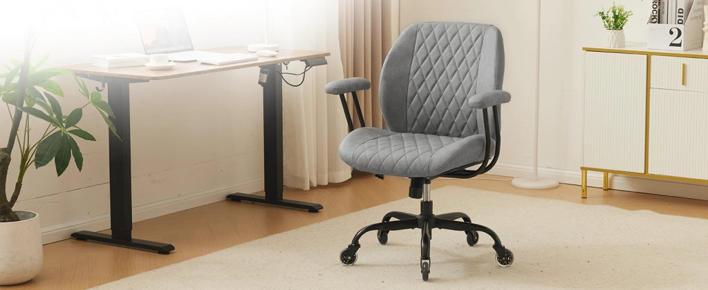 Poltrona da ufficio ergonomica in pelle grigia con braccioli e altezza regolabile