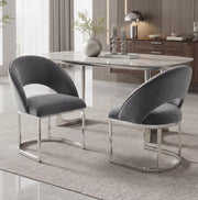 Set di 2 sedie da pranzo ULEVR in velluto grigio con gambe in metallo argentato, design curvo