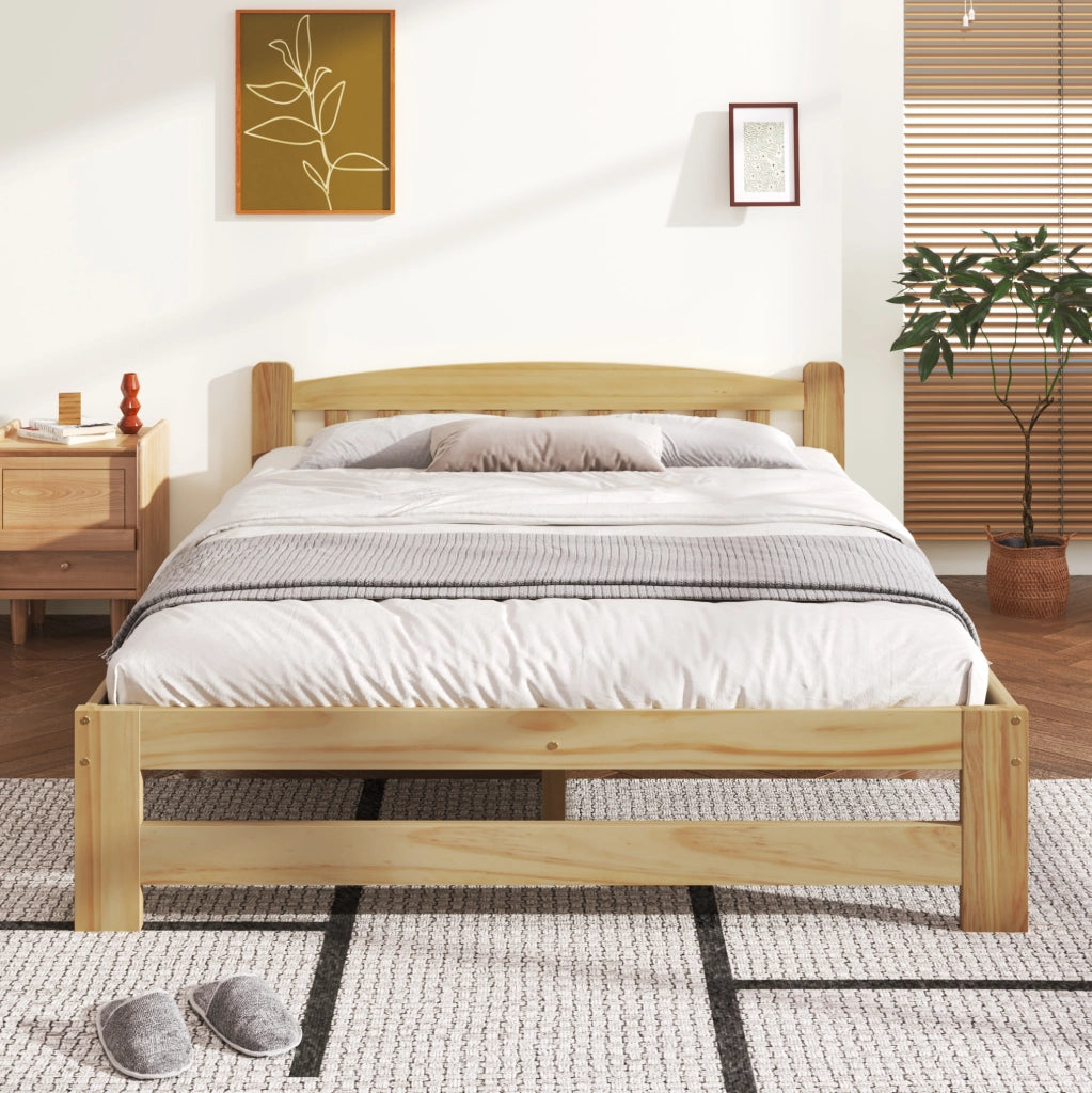 Letto matrimoniale 140x200 cm in legno massello di pino; colore naturale con testiera e doghe
