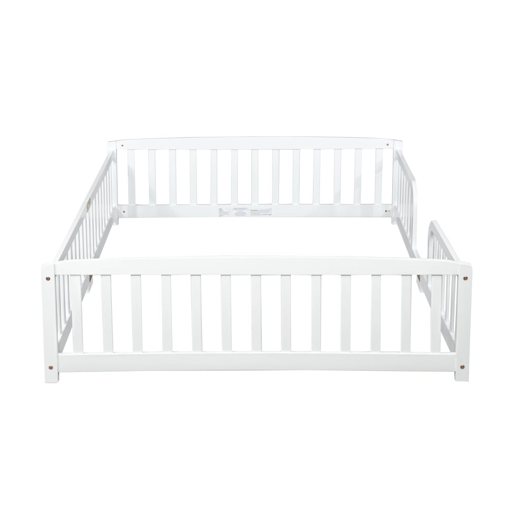 Letto per bambini basso 140 × 200 cm con barriere e ingresso centrale, senza materasso, in pino bianco