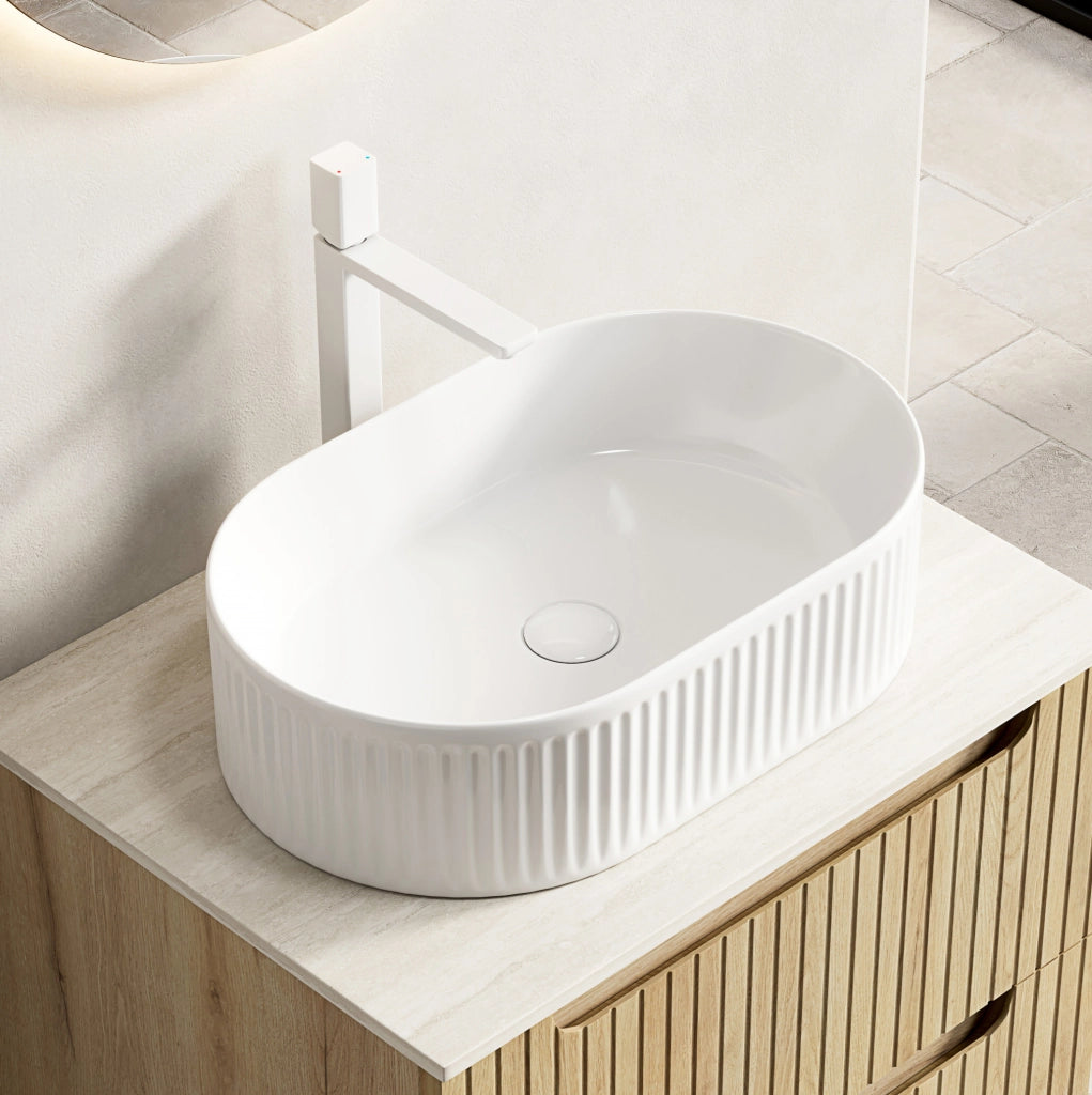 Lavabo da appoggio ovale in ceramica bianca con foro standard per rubinetto