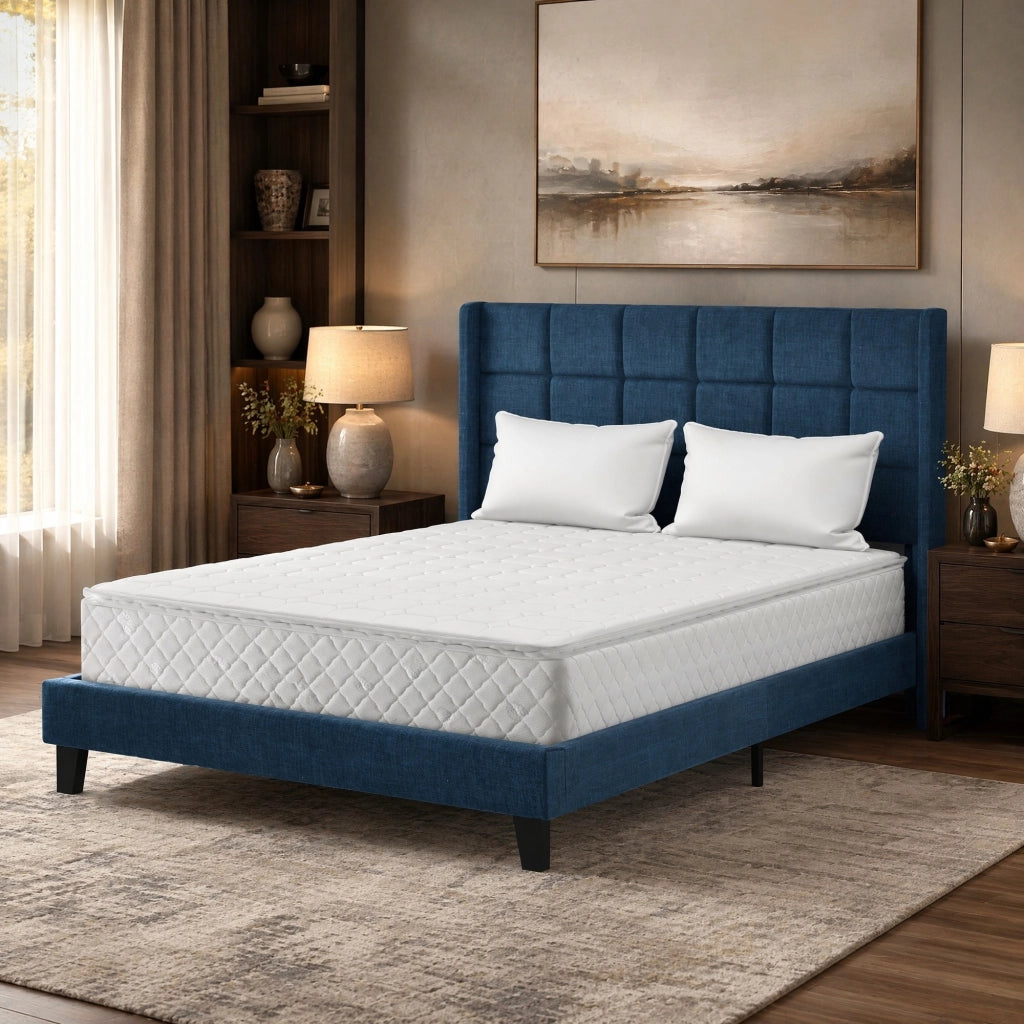 Letto matrimoniale imbottito 140 × 200 cm con rete a doghe e testiera alta rivestita in lino blu con piedi neri