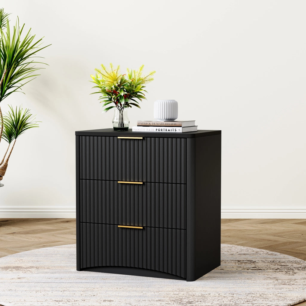 Comodino con 3 cassetti a chiusura ammortizzata in MDF nero con maniglie dorate e angoli arrotondati 58 × 38 × 64 cm