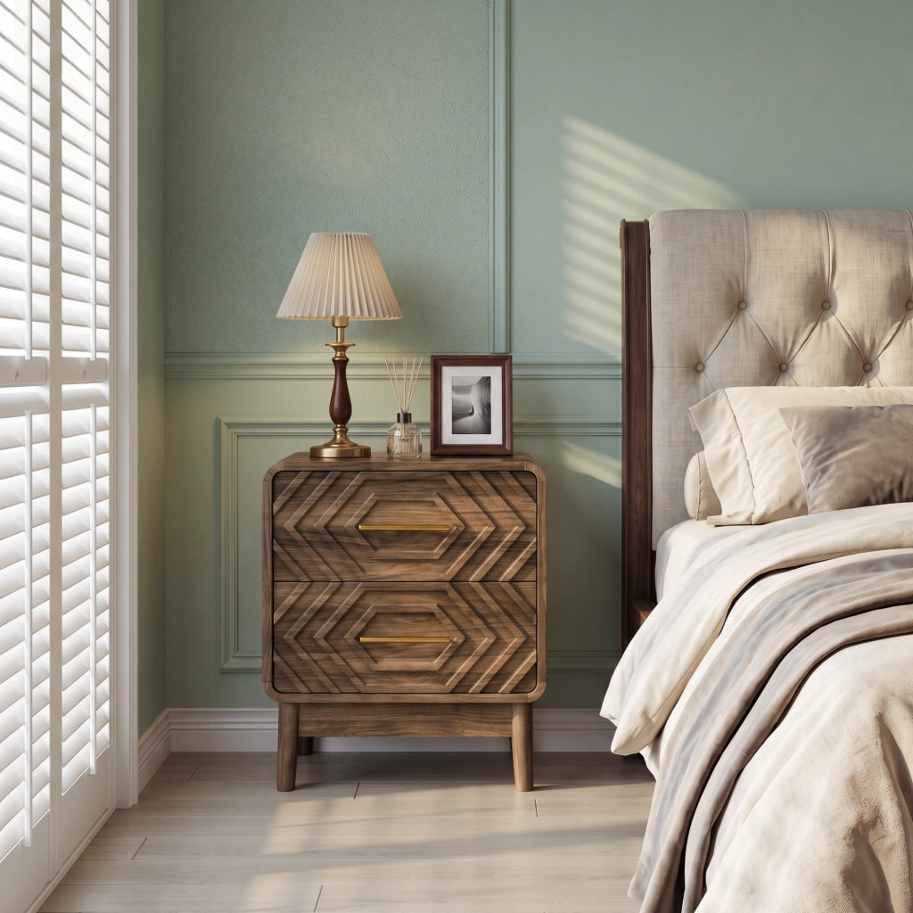 Comodino in stile Mid-Century con intagli geometrici, due cassetti, finitura noce e maniglie in metallo dorato