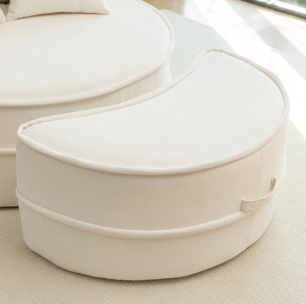 Poltrona lounge rotonda beige con pouf e 5 cuscini