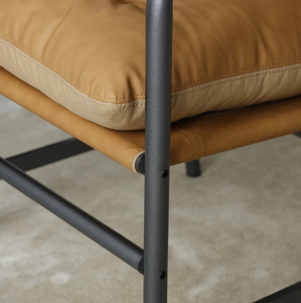 Sedia Accent in Stile Mid Century Modern con Rivestimento in Pelle e Struttura in Metallo Nero
