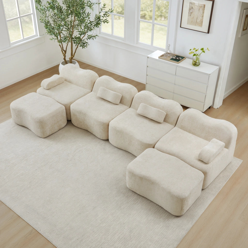 Divano modulare ULEVR a U 4 posti con 2 pouf, forma ondulata e rivestimento in velluto beige