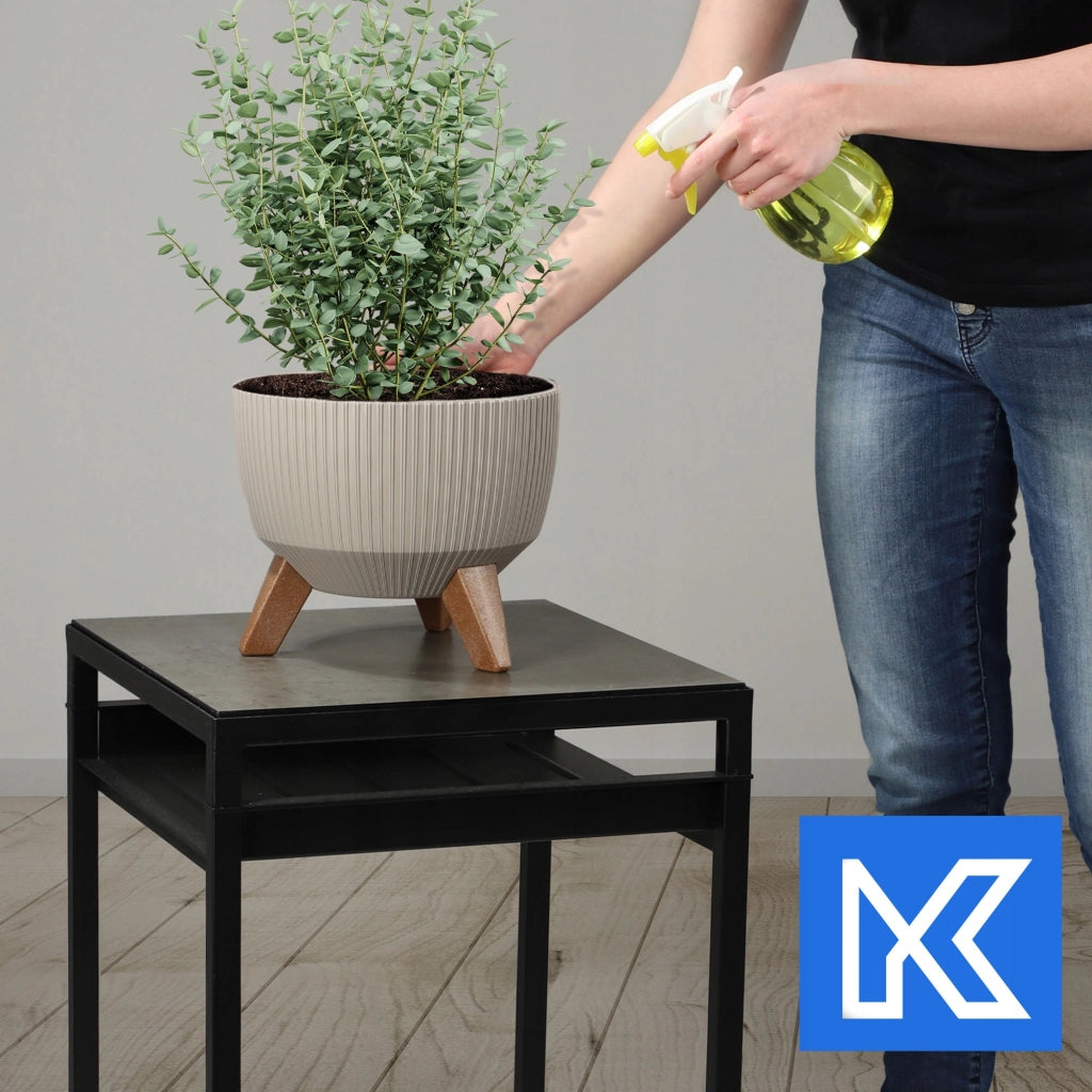 Coprivaso KADAX con gambe e vaso interno, 29 cm, a righe beige.