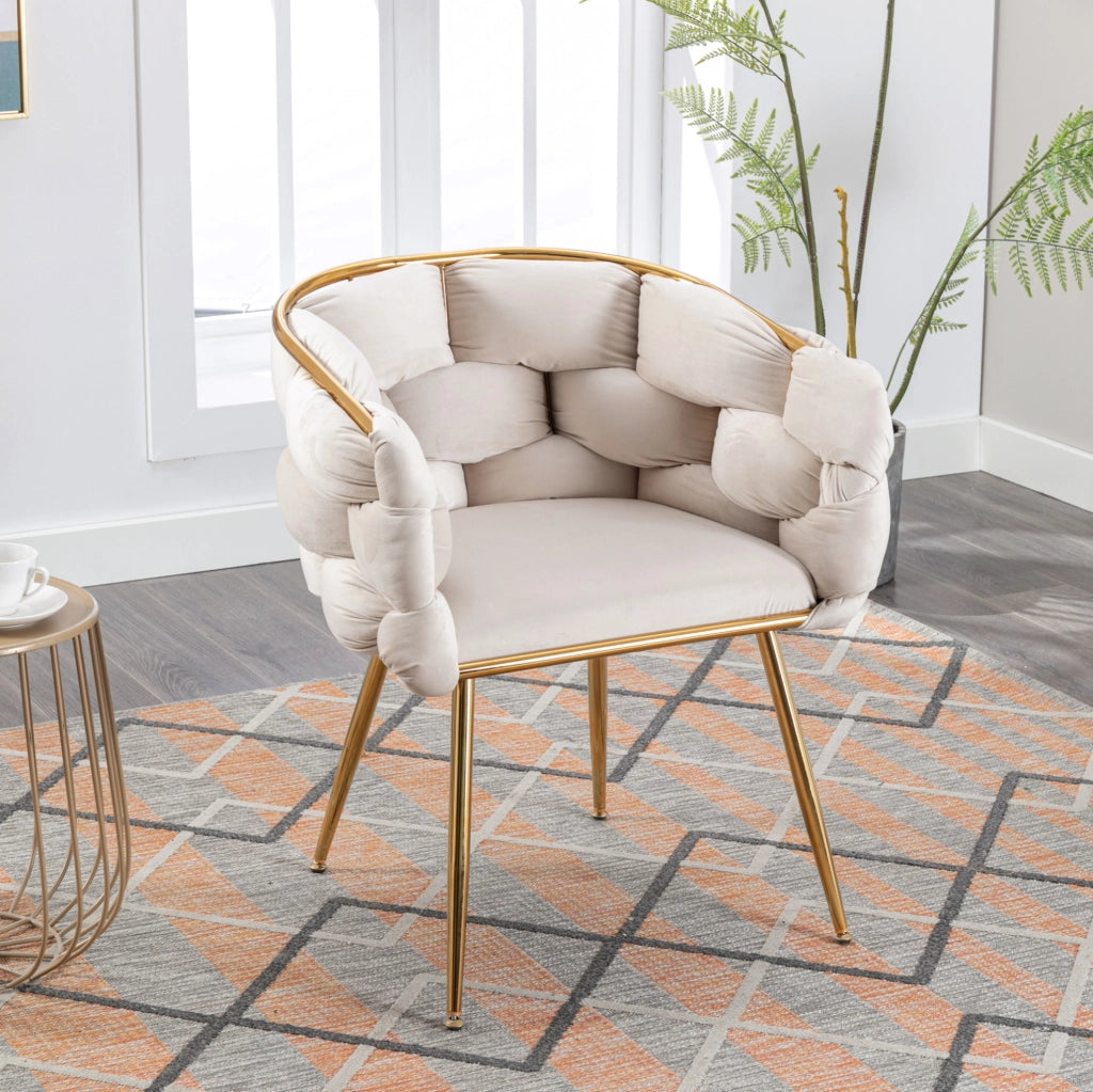 Poltrona moderna in velluto beige con gambe dorate