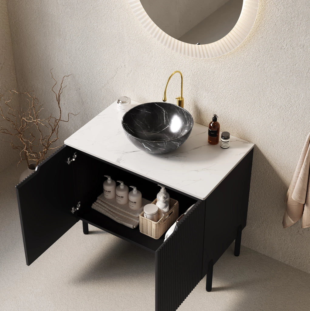 Mobile bagno freestanding TURIO 76 cm con lavabo nero in ceramica, piano in pietra sinterizzata bianca Carrara, mobile a doppia anta a righe nere