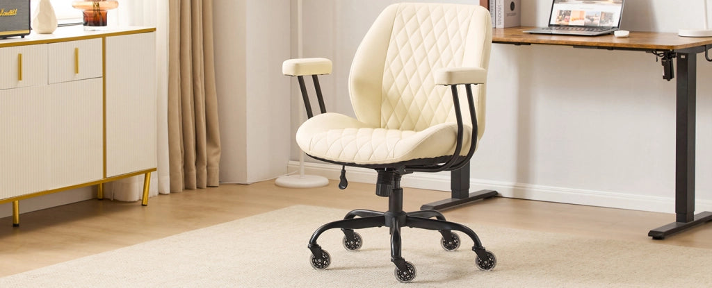 Sedia da ufficio ergonomica in pelle color crema con altezza seduta regolabile