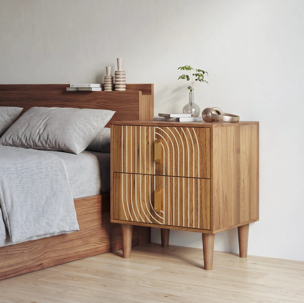 Comodino Bohemien in impiallacciatura noce con 2 cassetti e design geometrico a linee incise