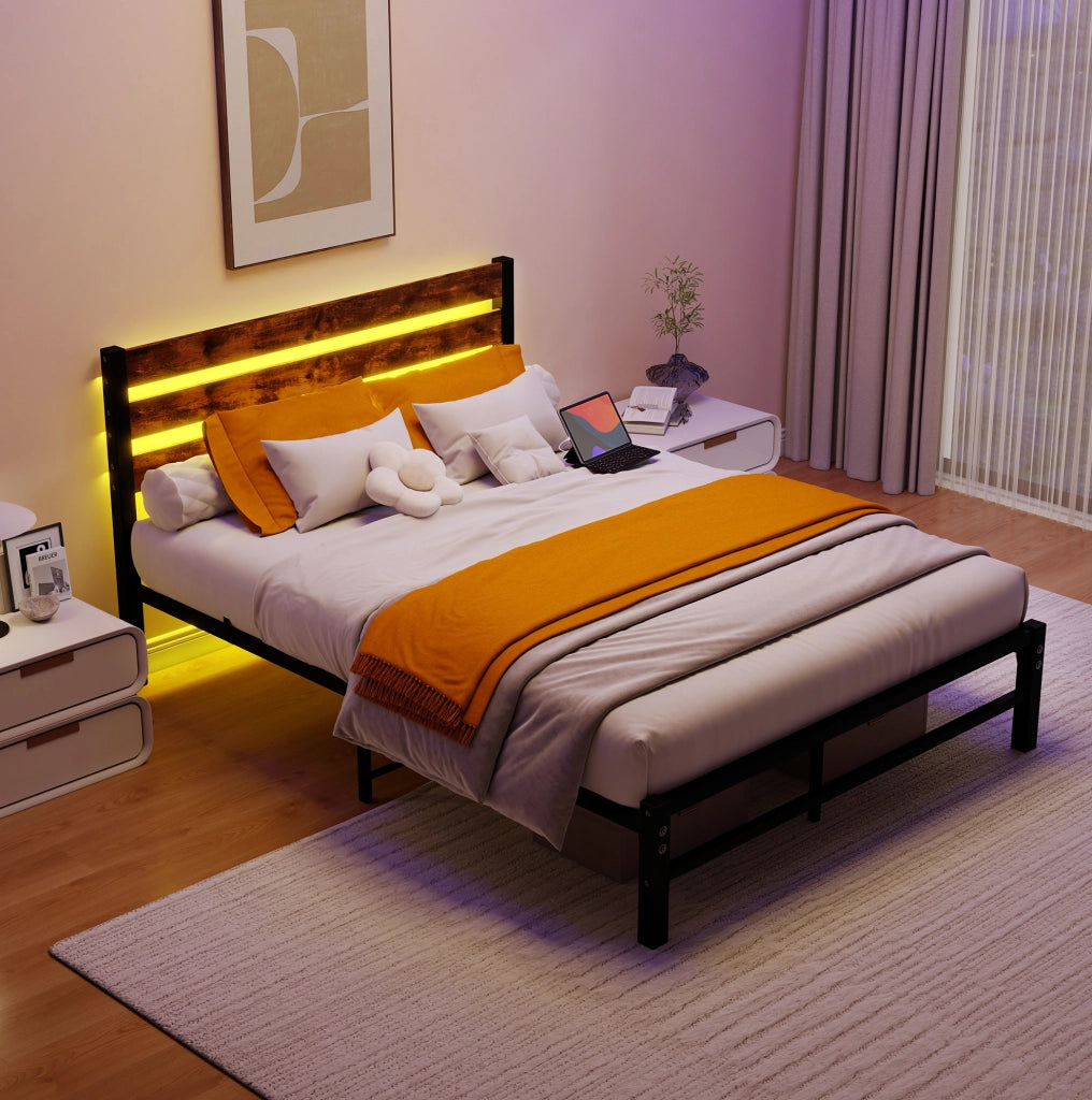 Letto con struttura in metallo 140x200 cm con testiera in legno, illuminazione LED RGB, porta USB e spazio contenitivo sottostante