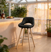 Sgabello da bar nero in similpelle con gambe in legno