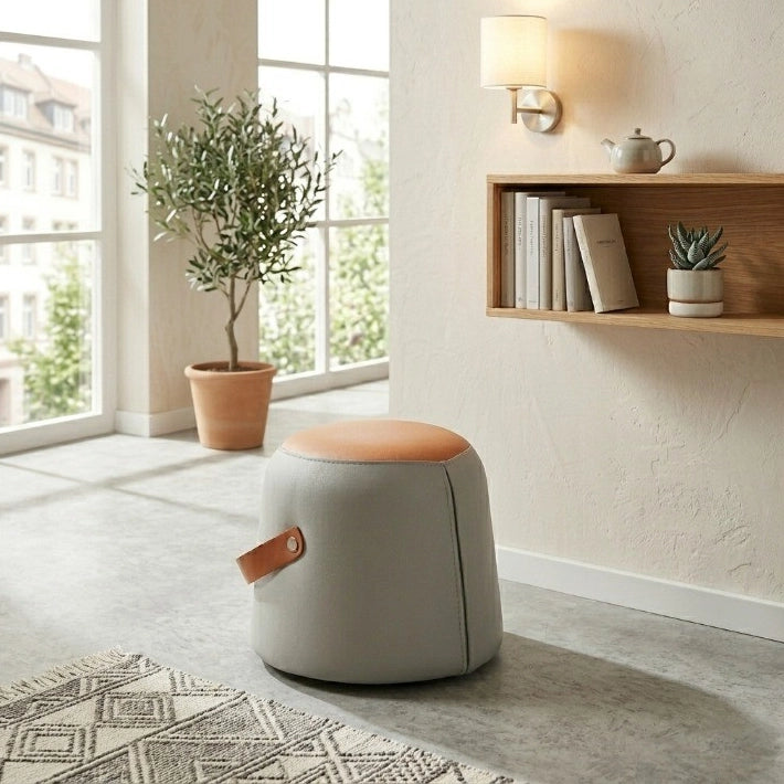 Pouf moderno imbottito con rivestimento in ecopelle grigio e arancione con maniglia in ecopelle marrone