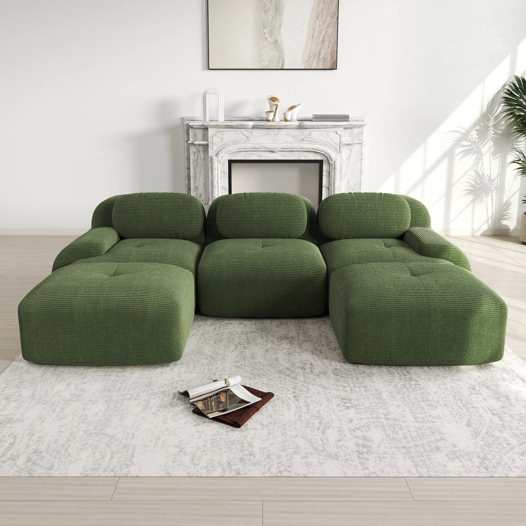 Divano angolare modulare con seduta ampia; braccioli curvi e base antiscivolo in corduroy verde