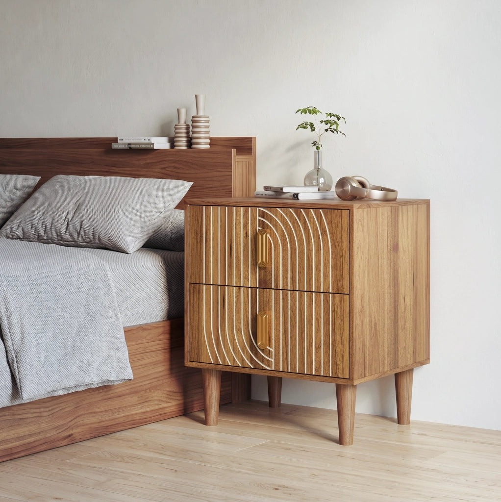 Comodino ULEVR in MDF marrone noce con 2 cassetti, inserti geometrici e gambe in legno