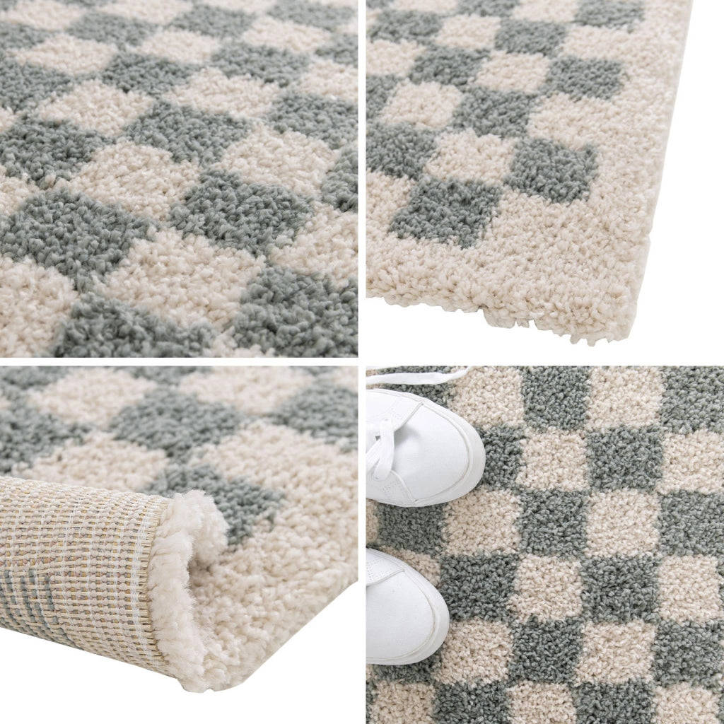 Tappeto a scacchiera di colore azzurro e crema