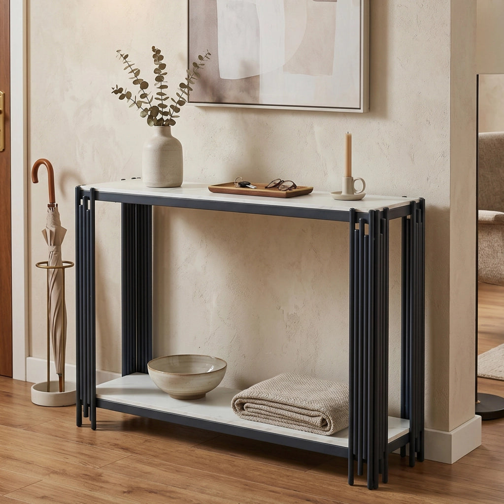 Tavolo Consolle Moderno con 2 Ripiani, Effetto Marmo Bianco, Struttura in Metallo Nero, L123.5 x P33.5 x H80 cm