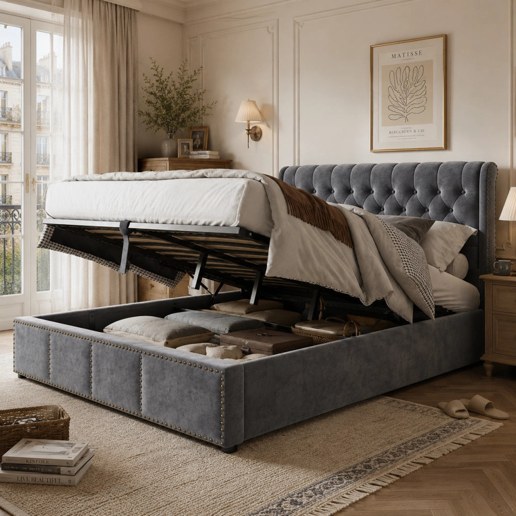 Letto contenitore in velluto grigio 180 x 200 cm; apertura idraulica; rete a doghe e testiera imbottita con borchie