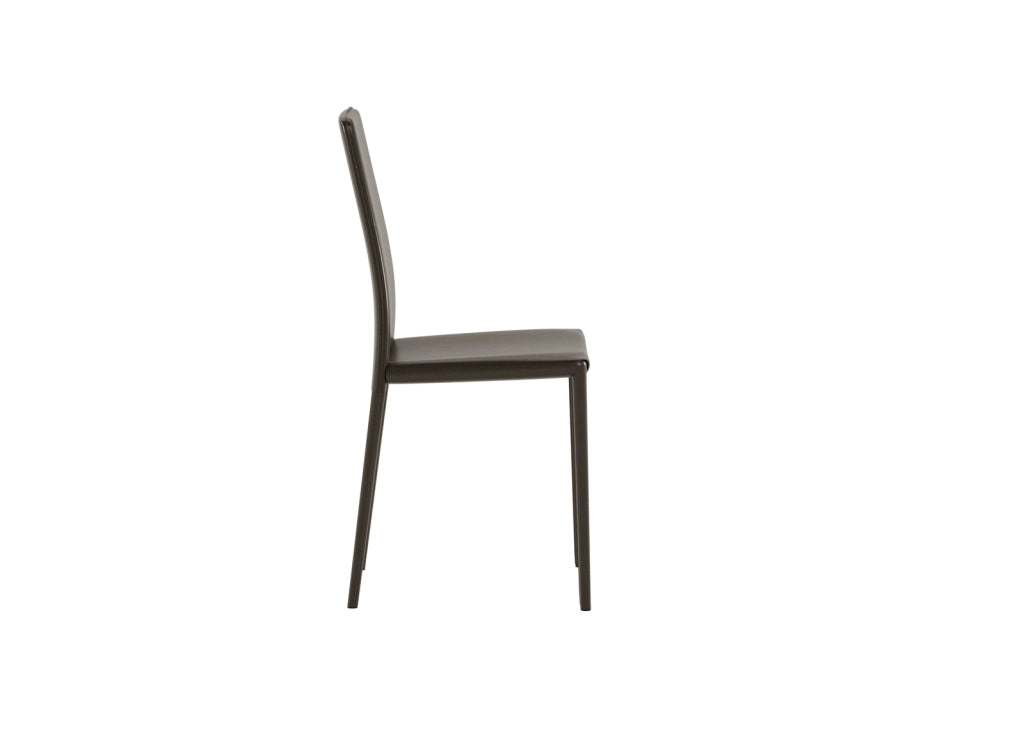 Sedia Kitty in similcuoio cioccolato con gambe rivestite e struttura in metallo - Design moderno impilabile per zona giorno e cucina