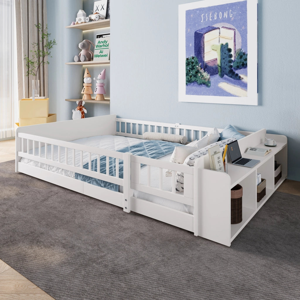 Letto per bambini 140 × 200 cm con ripiani e vani aperti in pino e MDF bianco con barriera apribile senza materasso