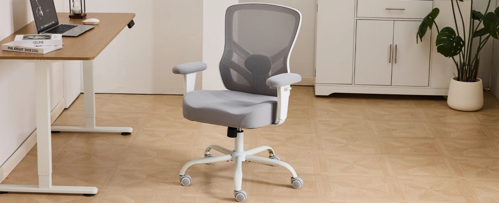 Sedia da ufficio ergonomica in tessuto e rete; grigia; con supporto lombare regolabile