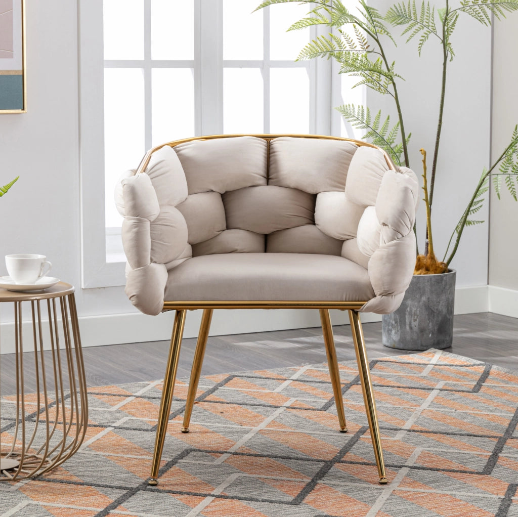 Poltrona moderna in velluto beige con gambe dorate