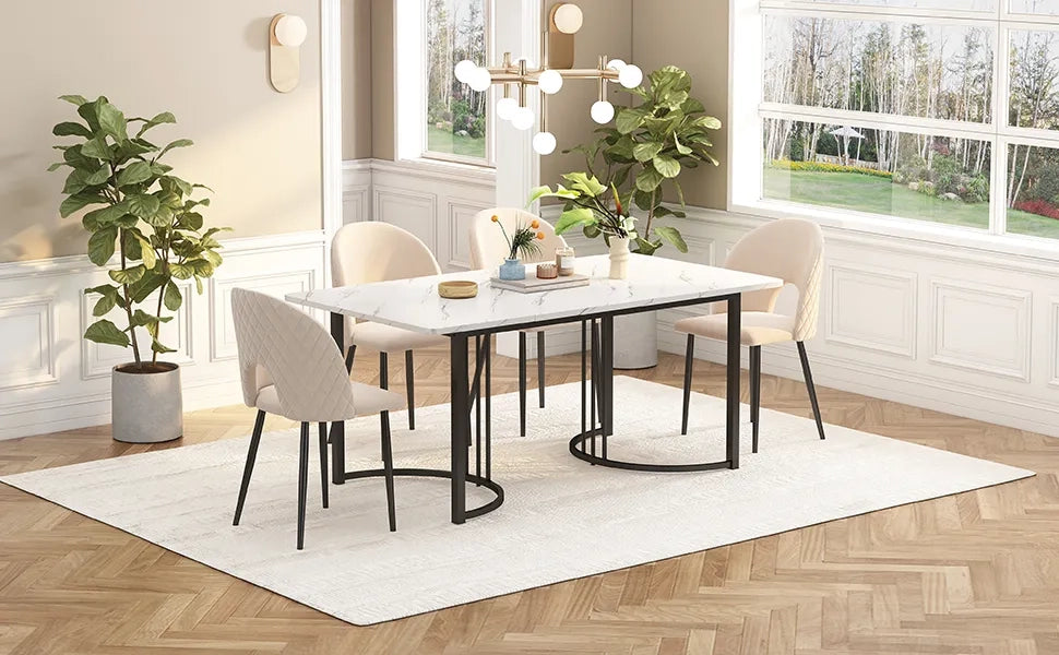 Set da pranzo moderno: tavolo 140x80 cm con piano in MDF bianco e gambe nere, 4 sedie in velluto beige con motivo a diamante e gambe regolabili