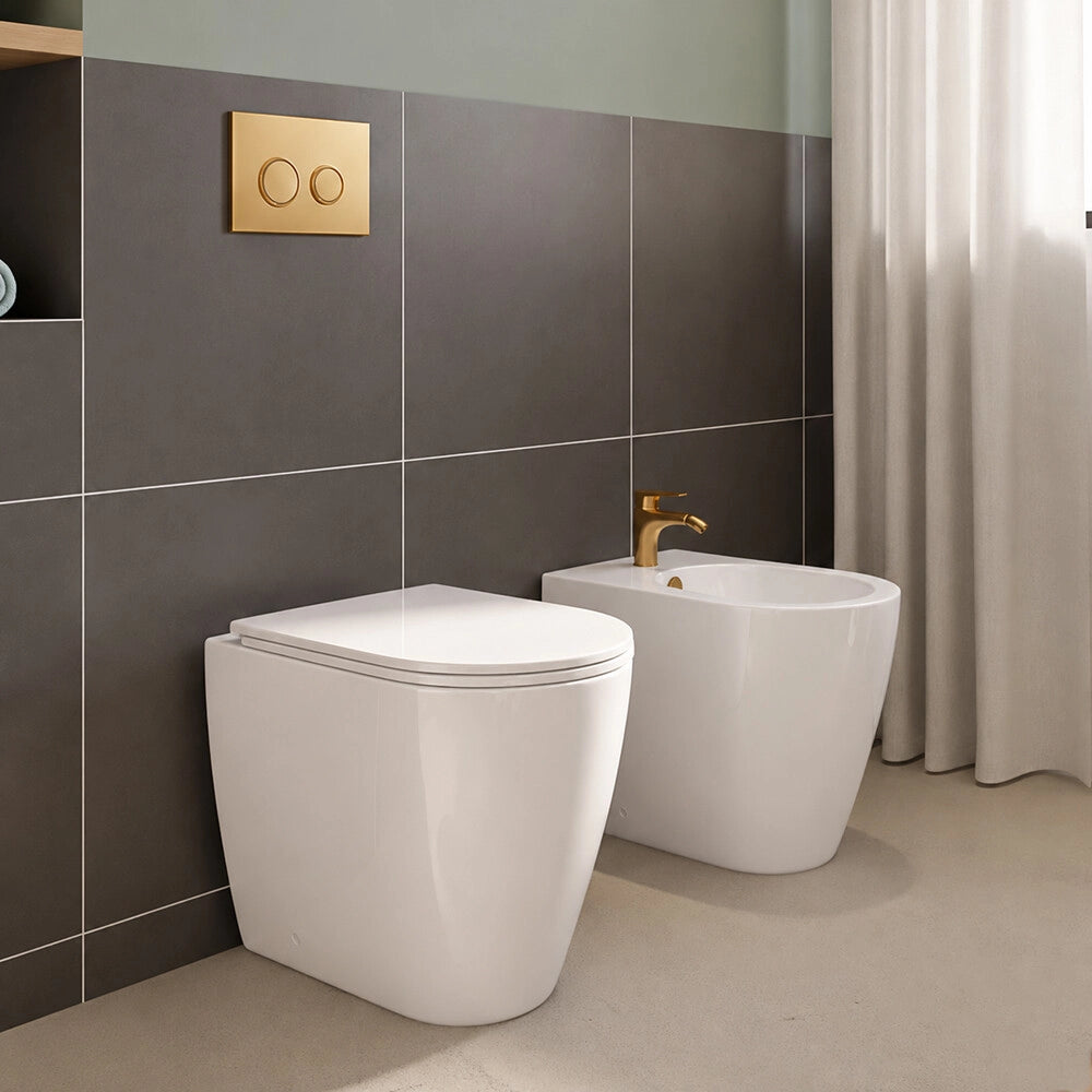 Set sanitari in ceramica bianco lucido filomuro rimless con copriwc Kyoto