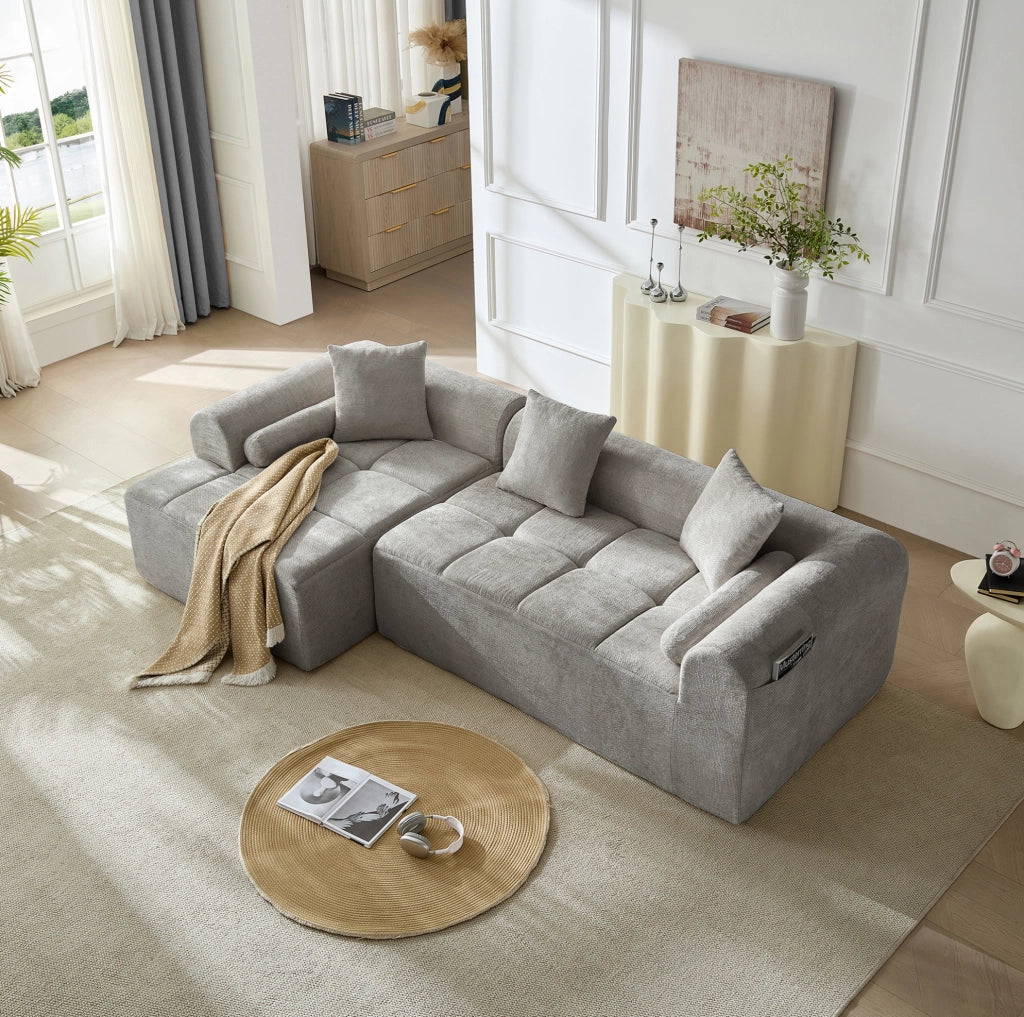 Divano angolare in tessuto chenille grigio chiaro 263 cm con schienale ergonomico e tasca laterale porta riviste