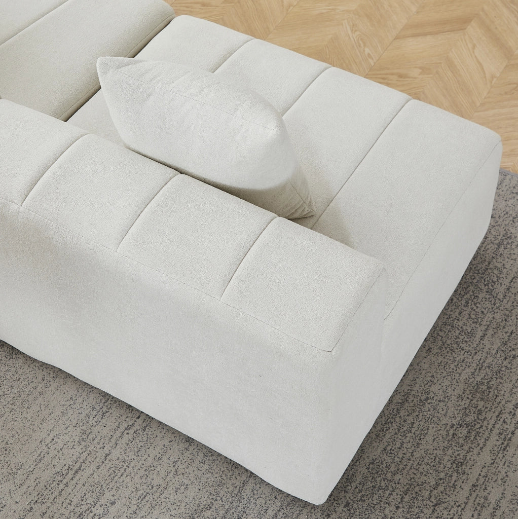 Divano modulare curvo a quattro posti in ciniglia beige con due cuscini per comfort e relax